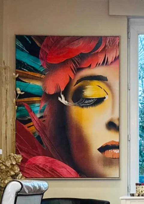 Œuvre murale colorée dans l'espace détente, salon Sohazen à Bray-Dunes