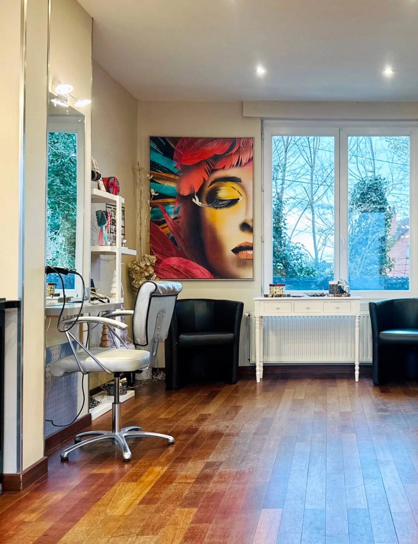 Poste de coiffure et œuvre murale colorée, salon Sohazen à Bray-Dunes