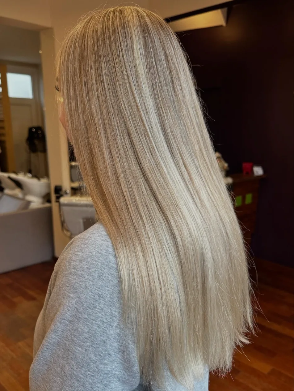 Blond polaire sur cheveux longs lissés, réalisé chez Sohazen à Bray-Dunes