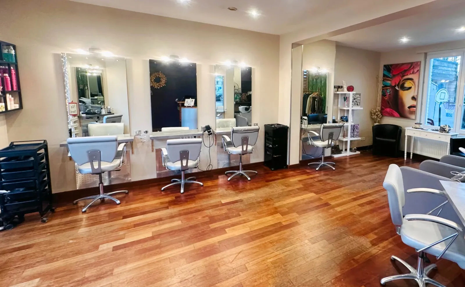 Les postes de coiffure et miroirs, salon Sohazen à Bray-Dunes