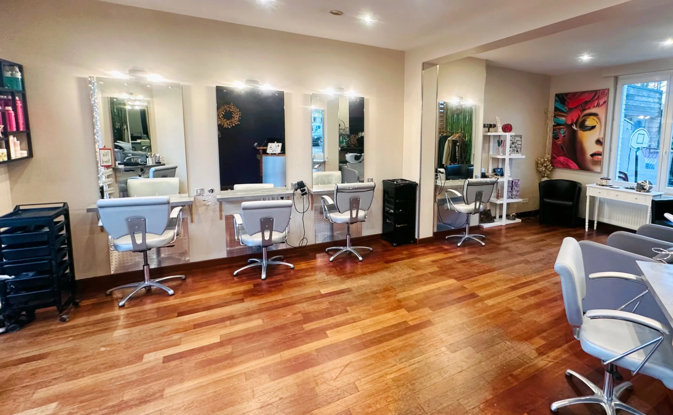 Les postes de coiffure et miroirs, salon Sohazen à Bray-Dunes